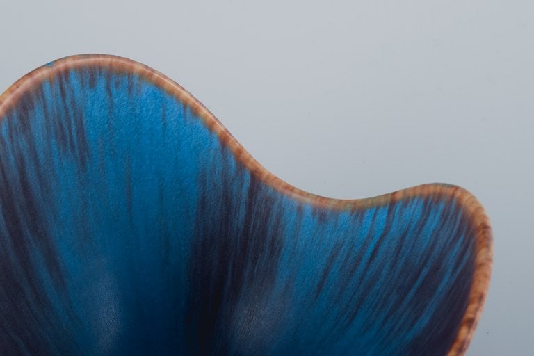 Gunnar Nylund (1904-1997) for Rörstrand, ceramic bowl in shades of blue and brown. - 6