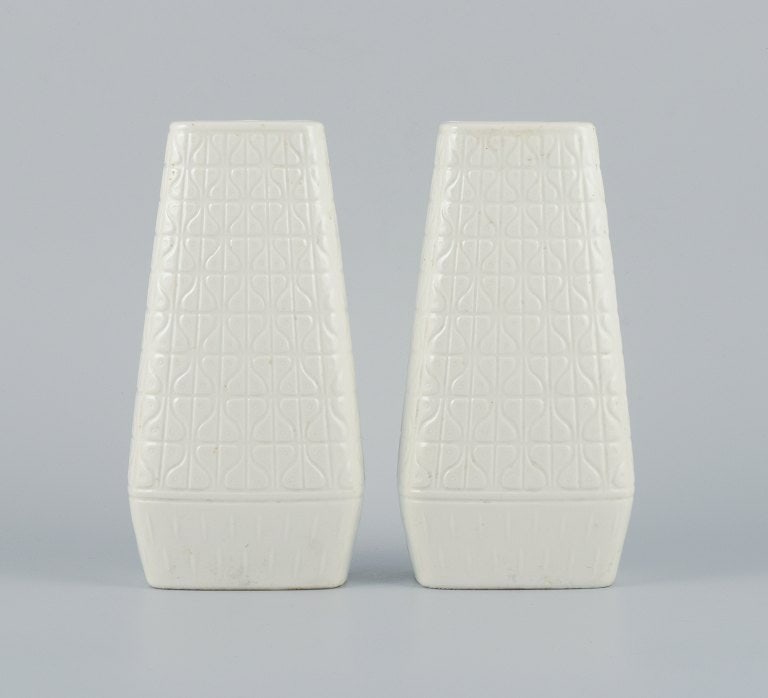 Gunnar Nylund for Rörstrand, a pair of "Domino" ceramic vases in white glaze, retro design with - 2