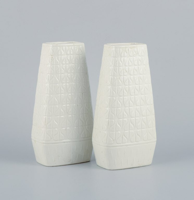 Gunnar Nylund for Rörstrand, a pair of "Domino" ceramic vases in white glaze, retro design with - 3