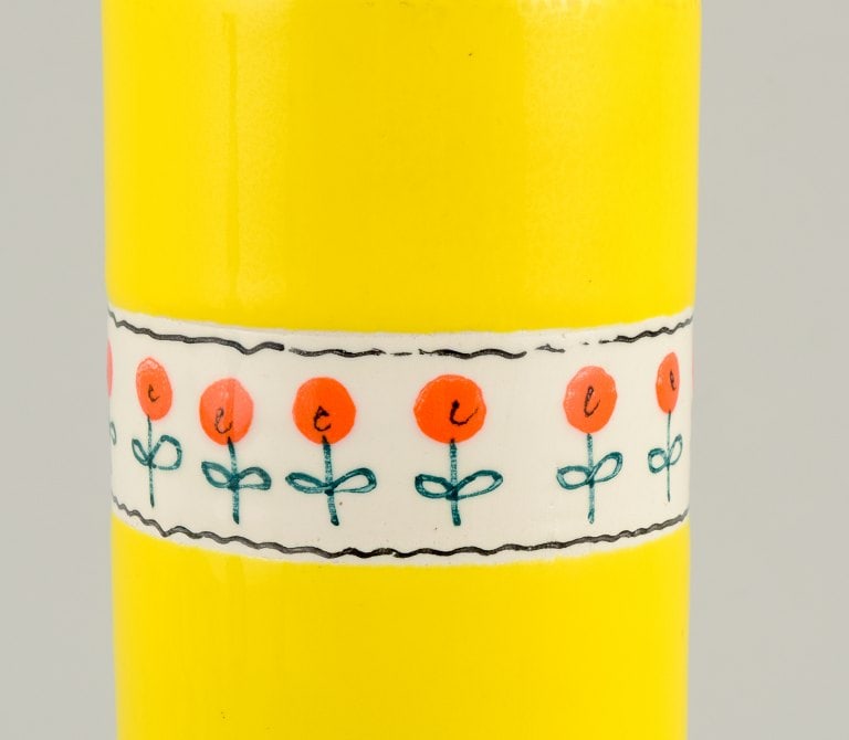 Alvino Bagni, Italy, tall unique vase in yellow hand-decorated ceramic. - 5
