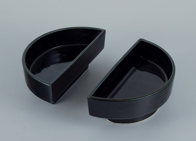 European studio potter. Two-piece unique bowl in black glaze. - 4