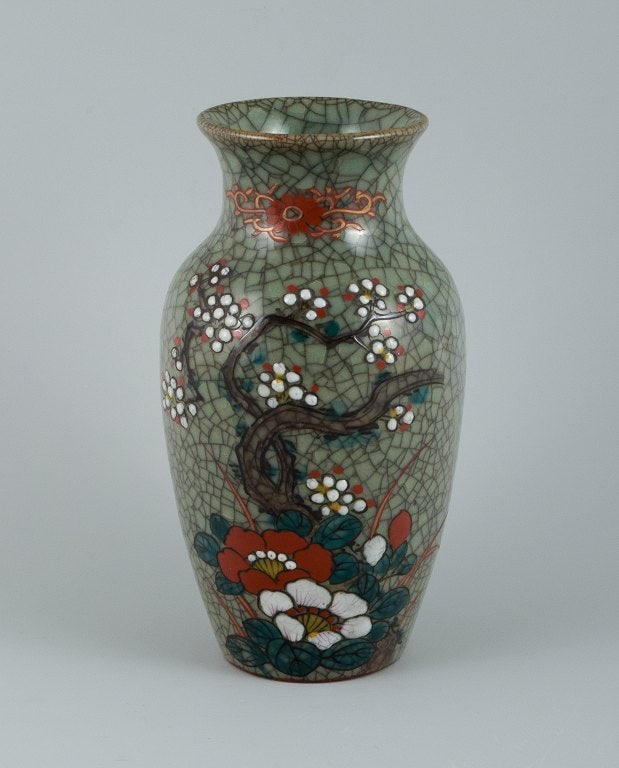 Asian ceramic vase. Hand painted with classic floral motif. - 2