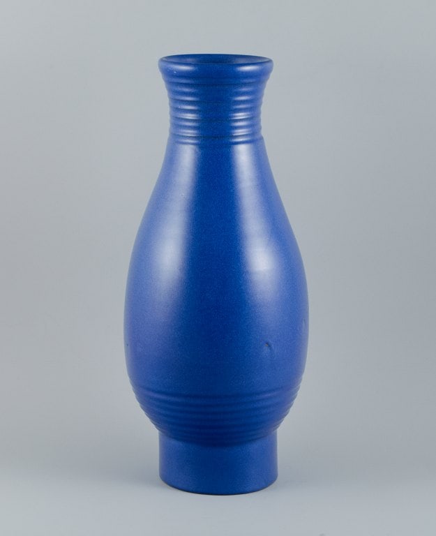 Bo Fajans, Sweden. Large ceramic vase in blue glaze. Handmade. Approx. 1960s. - 2