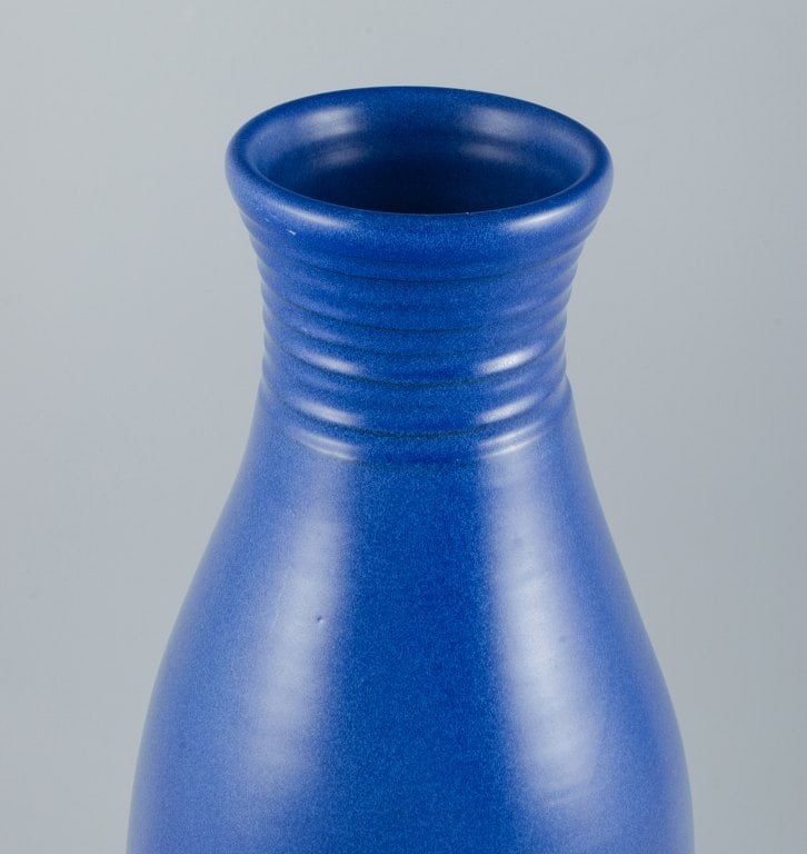 Bo Fajans, Sweden. Large ceramic vase in blue glaze. Handmade. Approx. 1960s. - 3