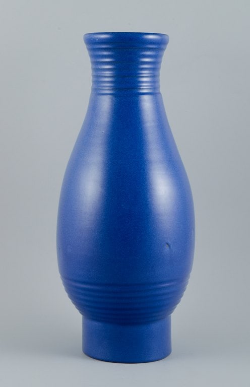 Bo Fajans, Sweden. Large ceramic vase in blue glaze. Handmade. Approx. 1960s. - 4