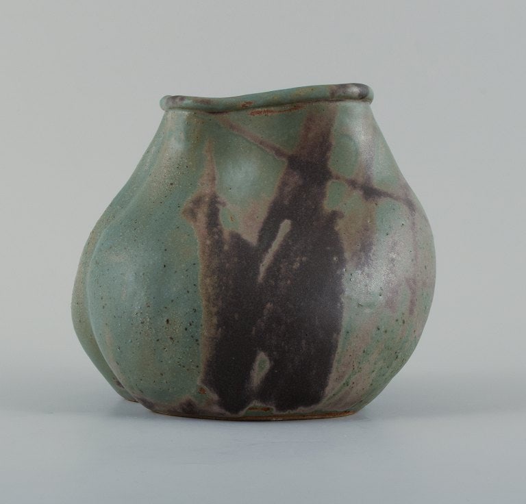 Christina Muff, Danish contemporary ceramicist (b. 1971). Unique seedpod vessel made from stoneware - 2
