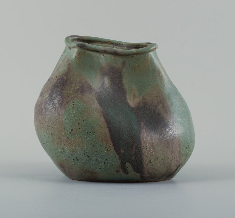 Christina Muff, Danish contemporary ceramicist (b. 1971). Unique seedpod vessel made from stoneware - 3