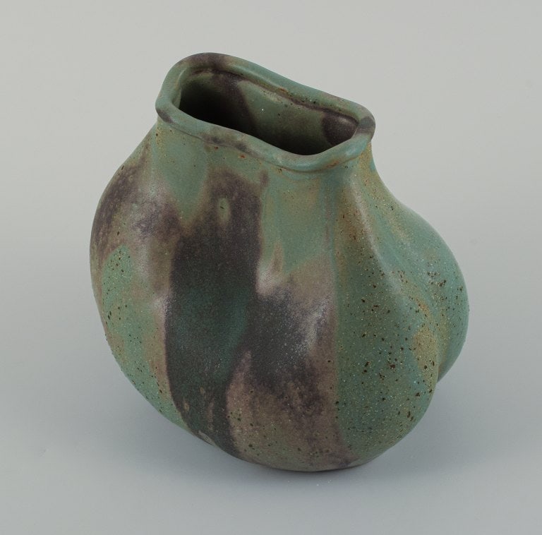 Christina Muff, Danish contemporary ceramicist (b. 1971). Unique seedpod vessel made from stoneware - 4