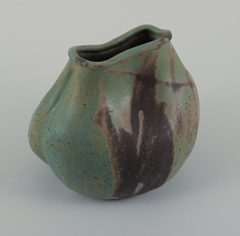 Christina Muff, Danish contemporary ceramicist (b. 1971). Unique seedpod vessel made from stoneware - 5