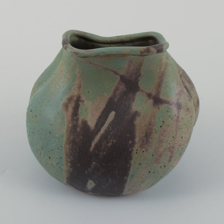 Christina Muff, Danish contemporary ceramicist (b. 1971). Unique seedpod vessel made from stoneware - 6