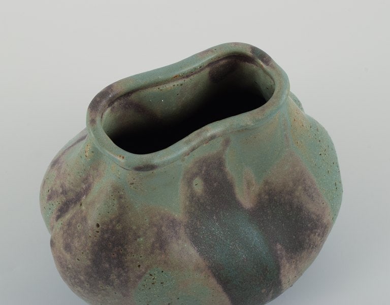 Christina Muff, Danish contemporary ceramicist (b. 1971). Unique seedpod vessel made from stoneware - 7