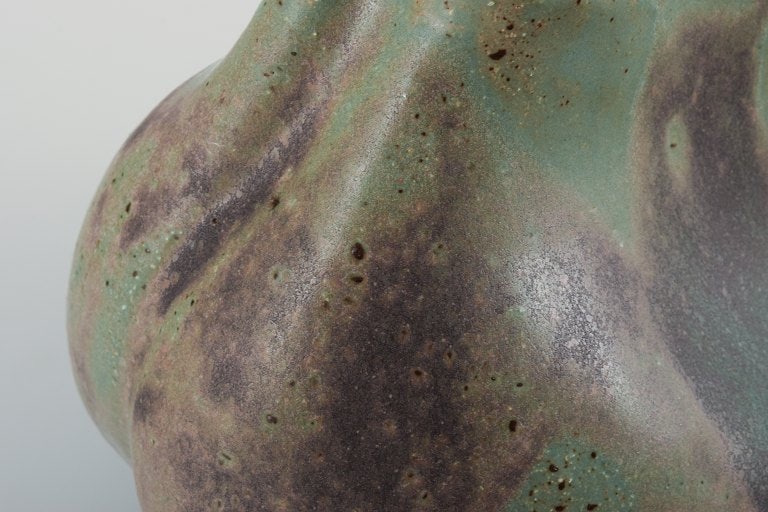 Christina Muff, Danish contemporary ceramicist (b. 1971). Unique seedpod vessel made from stoneware - 8