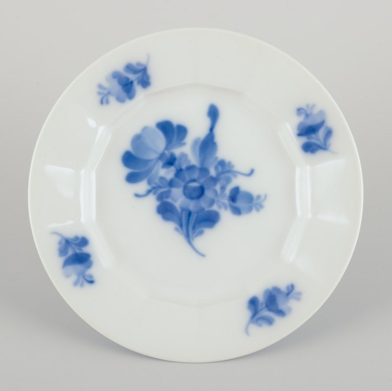 Royal Copenhagen Blue Flower Angular. Three plates and one bowl. Hand-painted porcelain. - 5