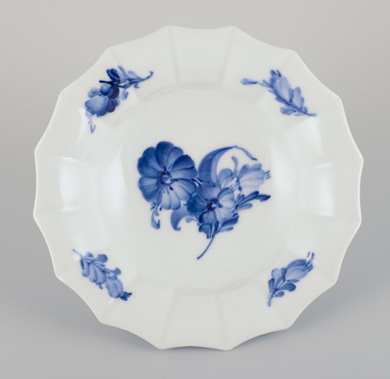 Royal Copenhagen Blue Flower Angular. Three plates and one bowl. Hand-painted porcelain. - 7