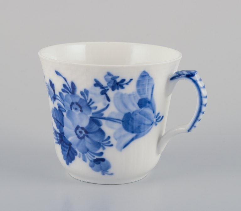 Royal Copenhagen Blue Flower Curved. A set of six coffee cups with saucers. - 5