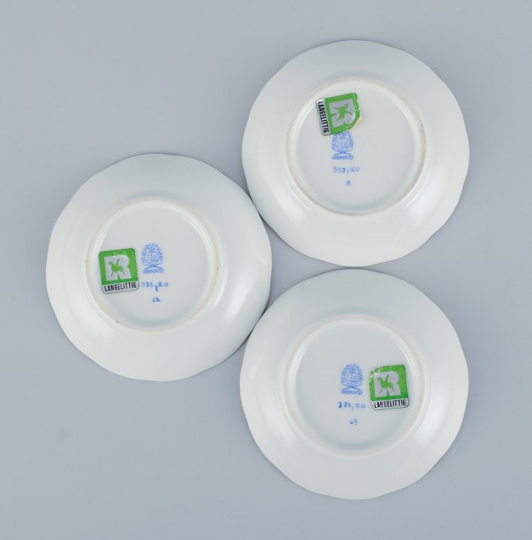 Herend, Hungary. Set of four porcelain bowls hand-painted with butterflies and birds on branches. - 9