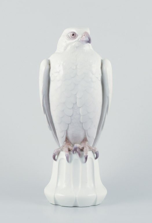 Dahl Jensen for Bing & Grøndahl. Large and impressive porcelain figurine of an Icelandic: Dahl Jensen for Bing & Grøndahl. Large and impressive porcelain figurine of an Icelandic falcon. Model 1531. 1920s/30s. Marked. In perfect condition. First factory quality. Dimensions: 38.0 cm. x