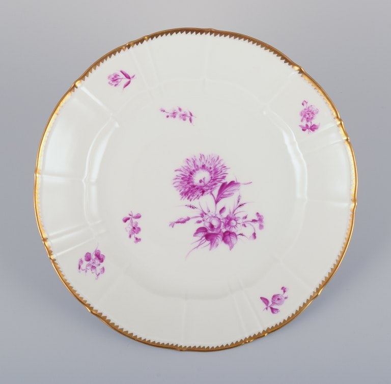 Bing & Grøndahl, Denmark. A set of six dinner plates with flower decorations in purple and gold - 3