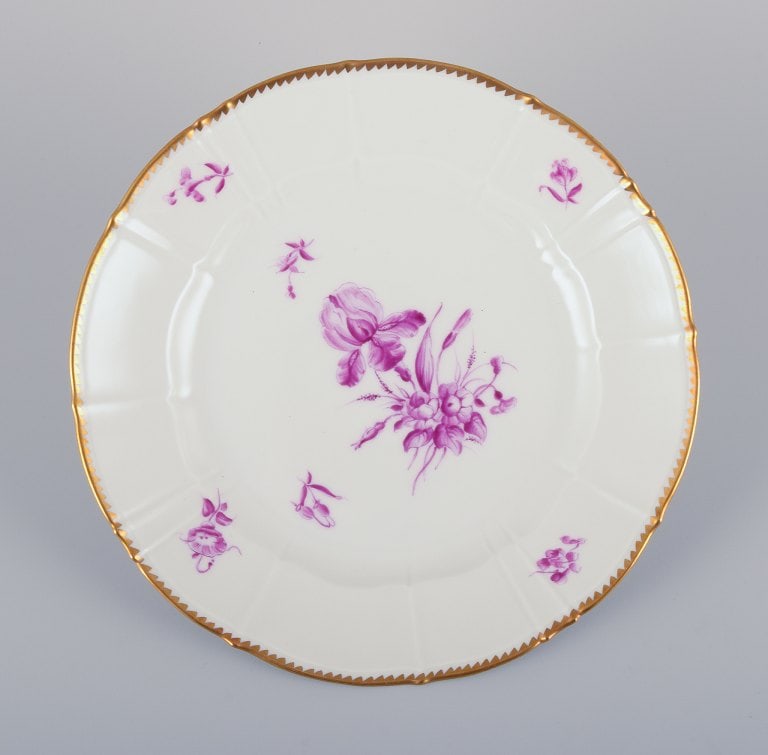 Bing & Grøndahl, Denmark. A set of six dinner plates with flower decorations in purple and gold - 4