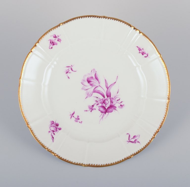 Bing & Grøndahl, Denmark. A set of six dinner plates with flower decorations in purple and gold - 5