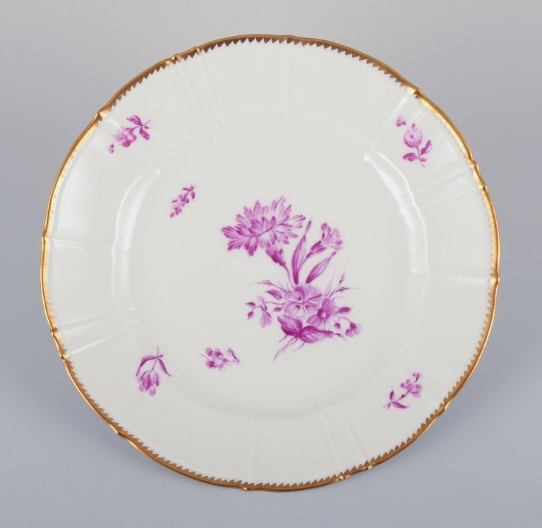 Bing & Grøndahl, Denmark. A set of six dinner plates with flower decorations in purple and gold - 6