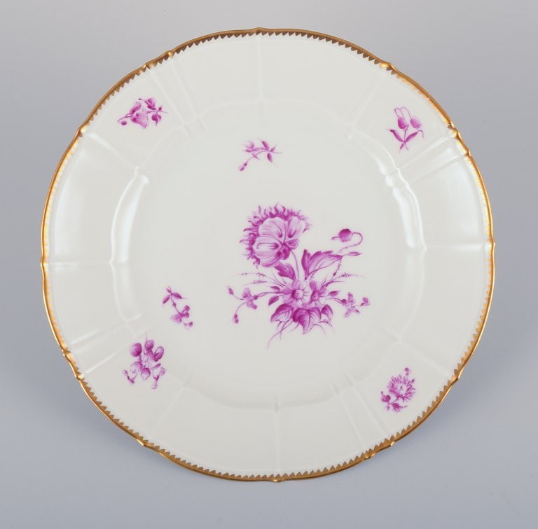 Bing & Grøndahl, Denmark. A set of six dinner plates with flower decorations in purple and gold - 7