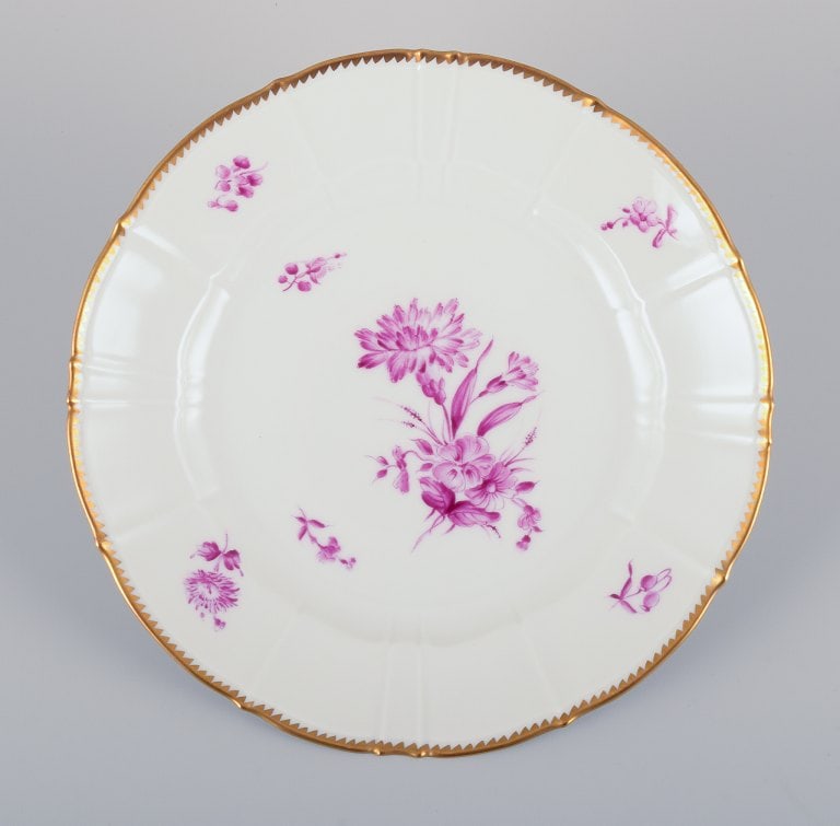 Bing & Grøndahl, Denmark. A set of six dinner plates with flower decorations in purple and gold - 8