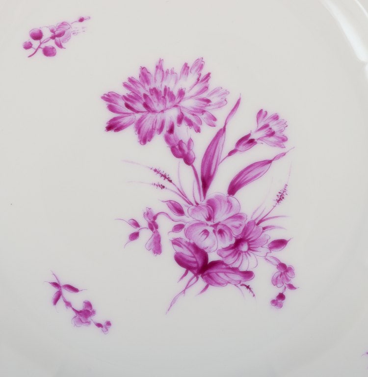 Bing & Grøndahl, Denmark. A set of six dinner plates with flower decorations in purple and gold - 9
