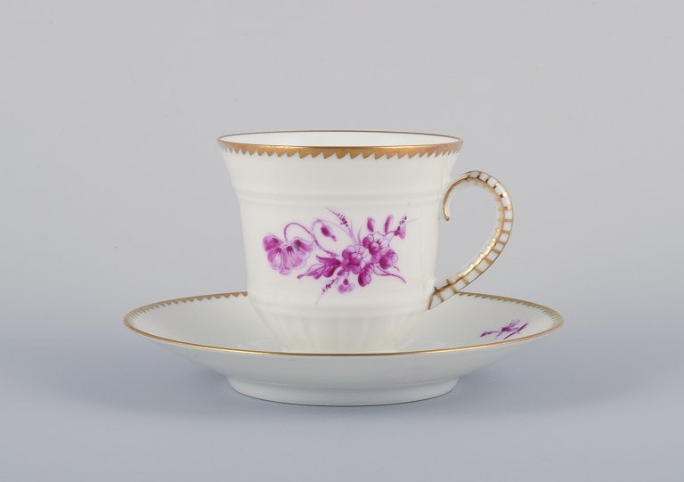 Bing & Grøndahl, Denmark. A set of five coffee cups and saucers with flower decorations in - 4