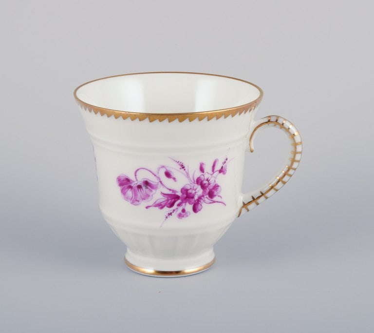Bing & Grøndahl, Denmark. A set of five coffee cups and saucers with flower decorations in - 5