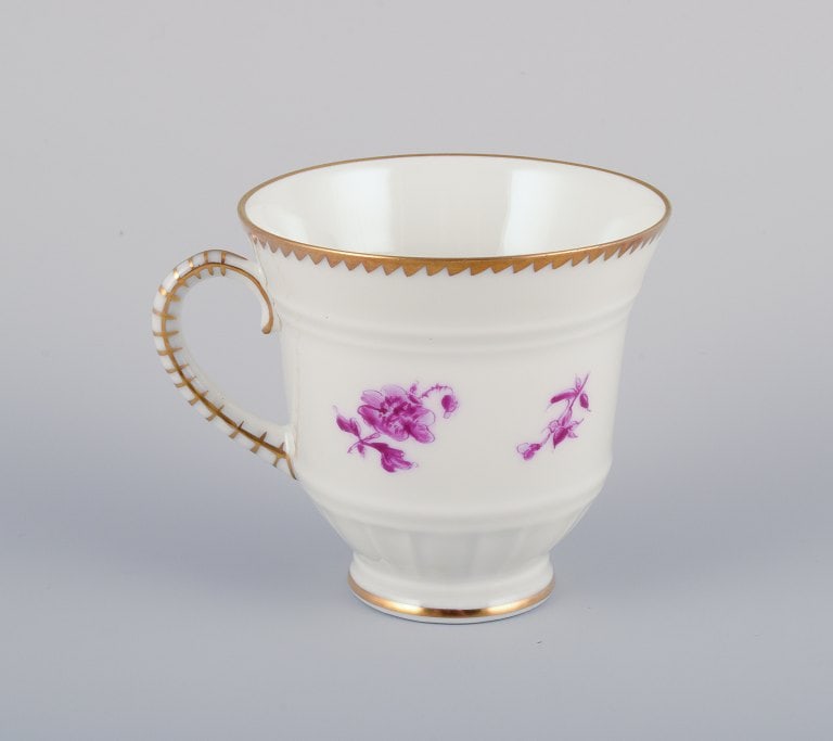 Bing & Grøndahl, Denmark. A set of five coffee cups and saucers with flower decorations in - 6
