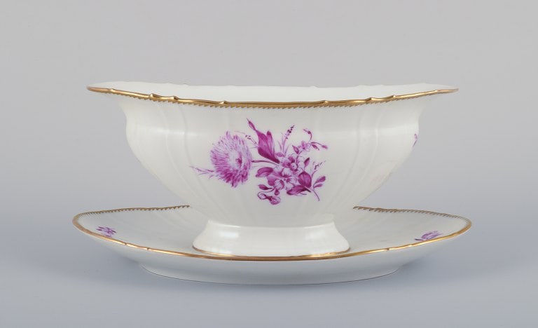 Bing & Grøndahl, Denmark. Hand-painted sauce boat with floral decorations in purple and gold - 3