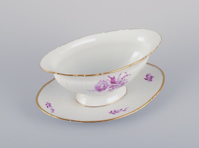 Bing & Grøndahl, Denmark. Hand-painted sauce boat with floral decorations in purple and gold - 4