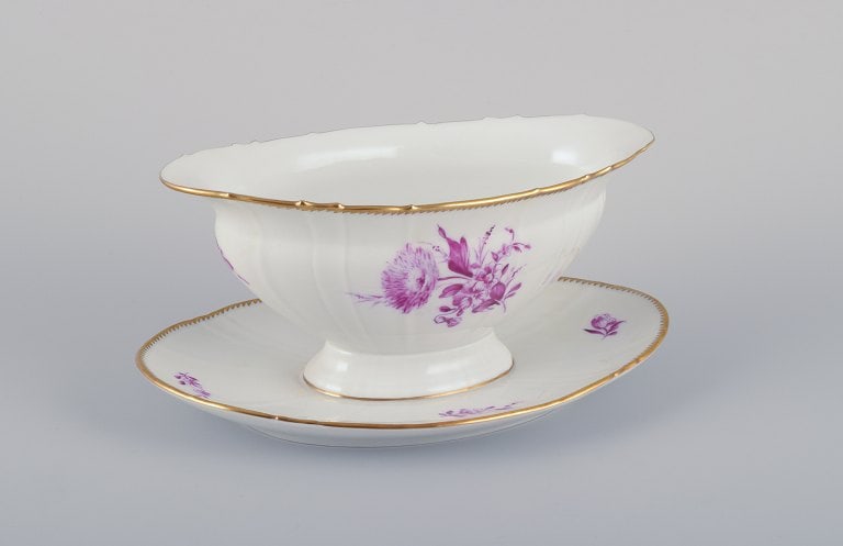 Bing & Grøndahl, Denmark. Hand-painted sauce boat with floral decorations in purple and gold - 5