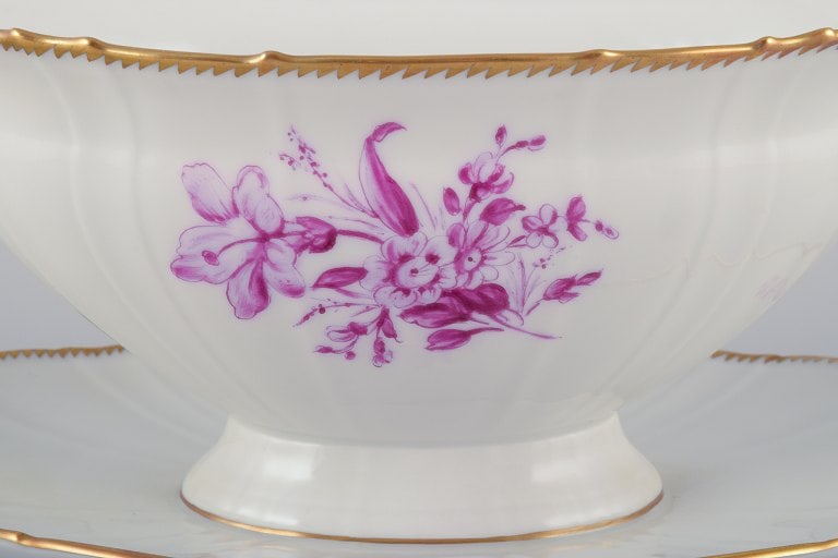 Bing & Grøndahl, Denmark. Hand-painted sauce boat with floral decorations in purple and gold - 7