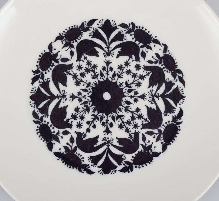 Bjørn Wiinblad for Rosenthal, Germany. A set of eight "Berlin Hilton" plates in porcelain. - 4