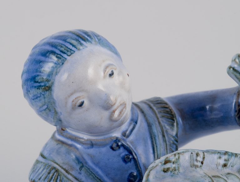 Hjorth, Bornholm, fiskerkone figur i glaseret keramik. Midt 1900-tallet. Model 503. Stemplet. I flot - 7