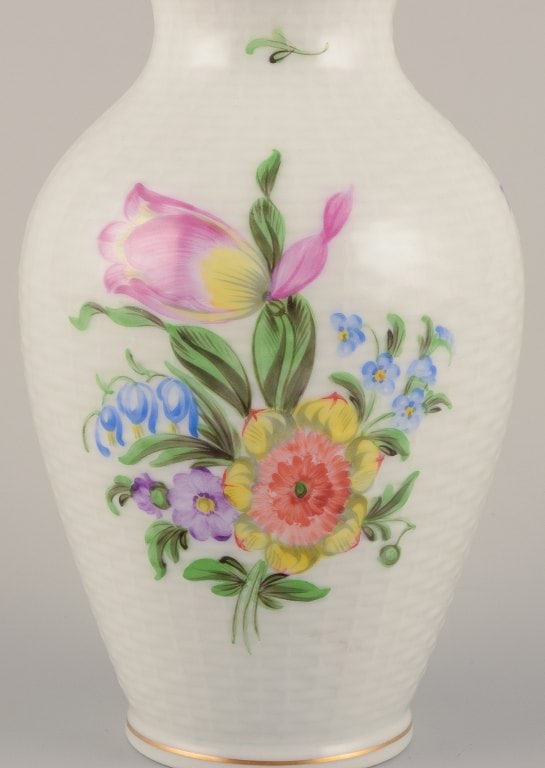 Herend, Hungary. Porcelain vase hand-painted with polychrome flower motifs and gold edge. - 5