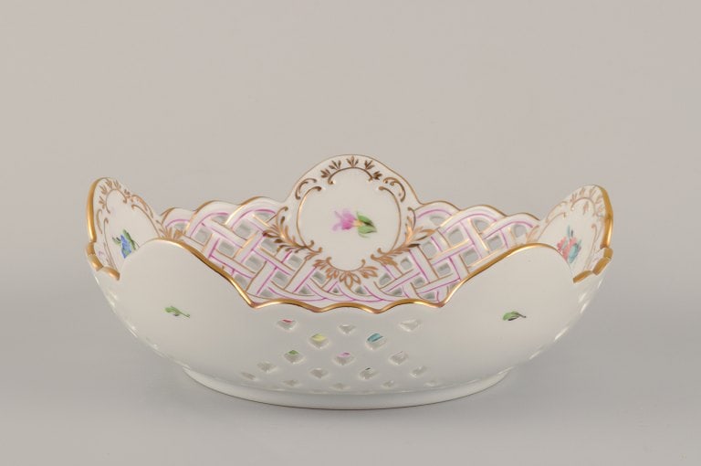 Herend, Hungary. Open lace porcelain bowl with hand-painted polychrome flower motifs and gold - 3