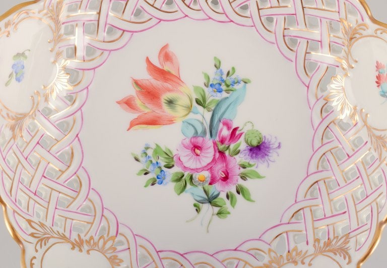 Herend, Hungary. Open lace porcelain bowl with hand-painted polychrome flower motifs and gold - 5