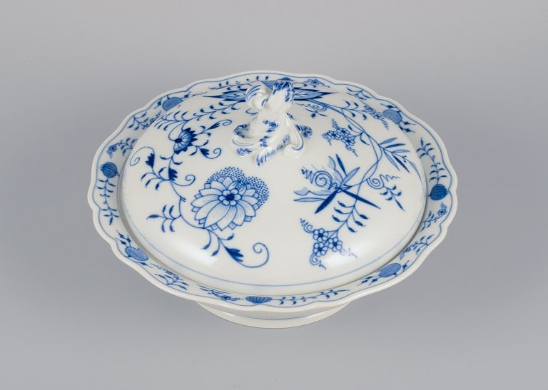 Meissen, Germany. Large round Blue Onion pattern tureen with lid. Hand-painted. - 3