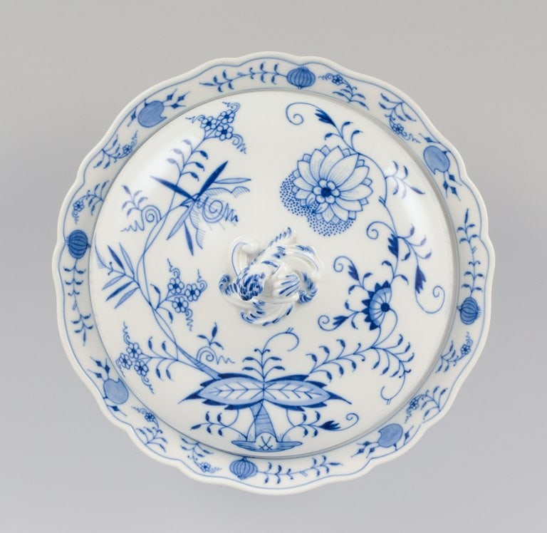 Meissen, Germany. Large round Blue Onion pattern tureen with lid. Hand-painted. - 4
