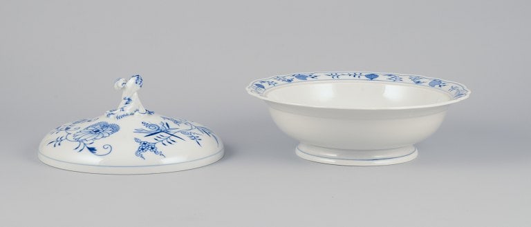Meissen, Germany. Large round Blue Onion pattern tureen with lid. Hand-painted. - 5