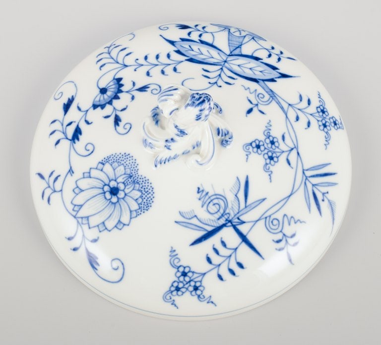 Meissen, Germany. Large round Blue Onion pattern tureen with lid. Hand-painted. - 6