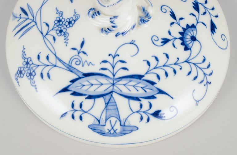 Meissen, Germany. Large round Blue Onion pattern tureen with lid. Hand-painted. - 7