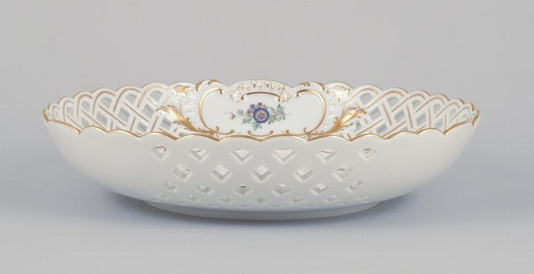 Meissen, Germany. Open lace bowl in porcelain, decorated in gold with an exotic bird on a flower - 3
