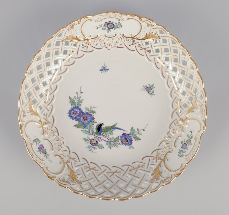 Meissen, Germany. Open lace bowl in porcelain, decorated in gold with an exotic bird on a flower - 4