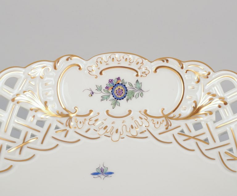 Meissen, Germany. Open lace bowl in porcelain, decorated in gold with an exotic bird on a flower - 6