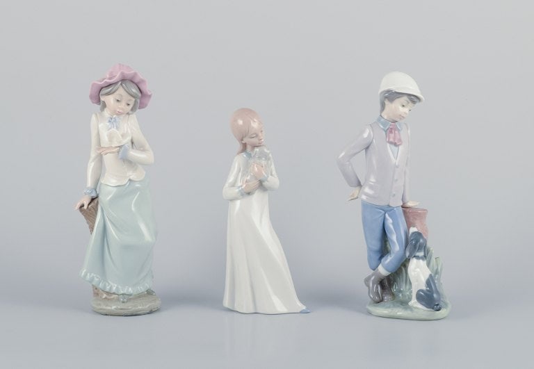 Three Nao porcelain figurines. Boys and girls with pets. - 2