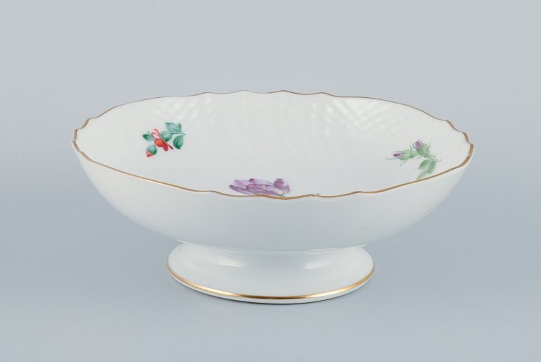 Royal Copenhagen, Saxon Flower, centrepiece hand-decorated with polychrome flowers and gold rim. - 2